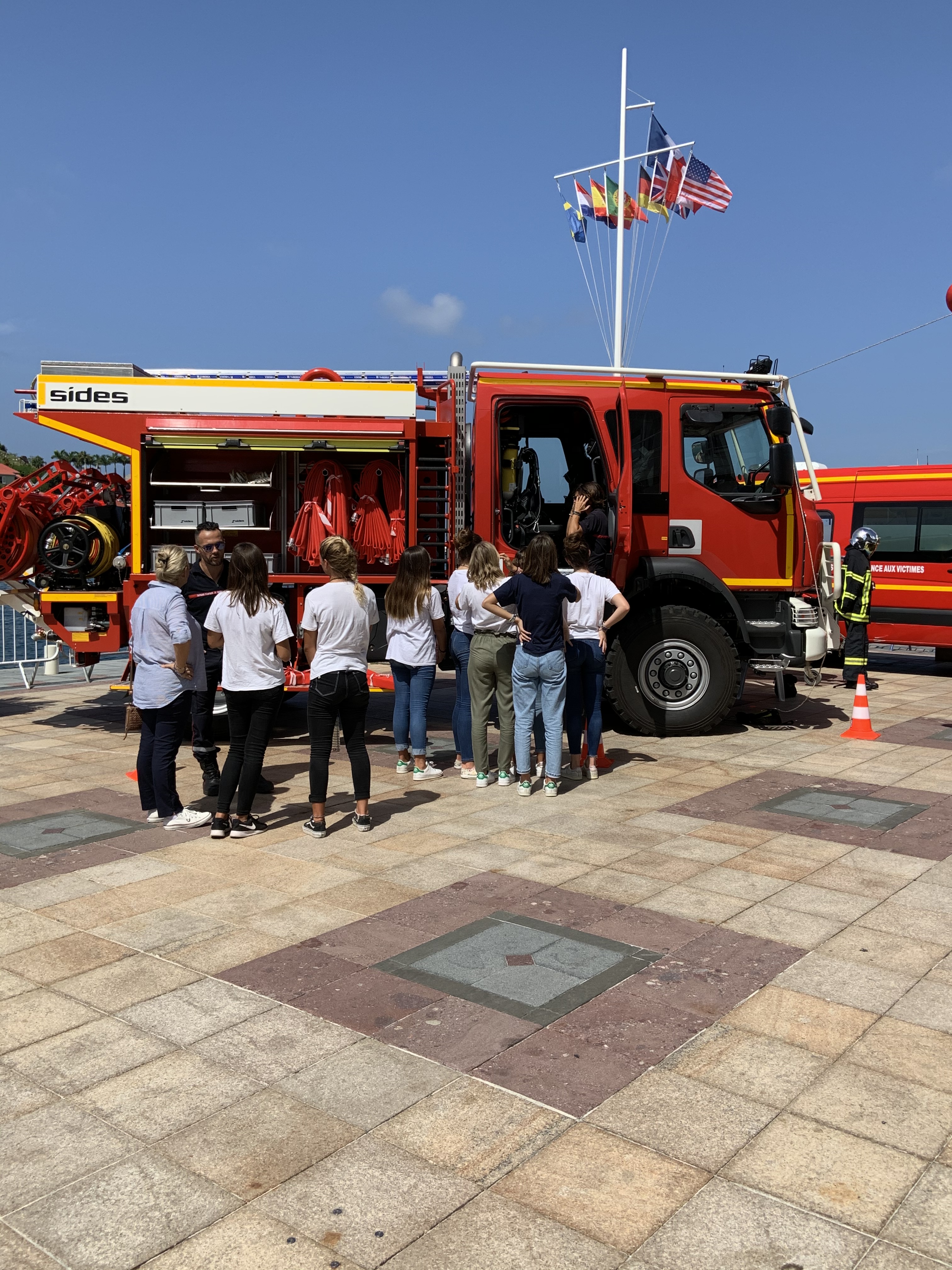 élèves découvrant le véhicule d'incendie