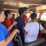 élèves dans la cabine de pilotage du bateau de la douane française